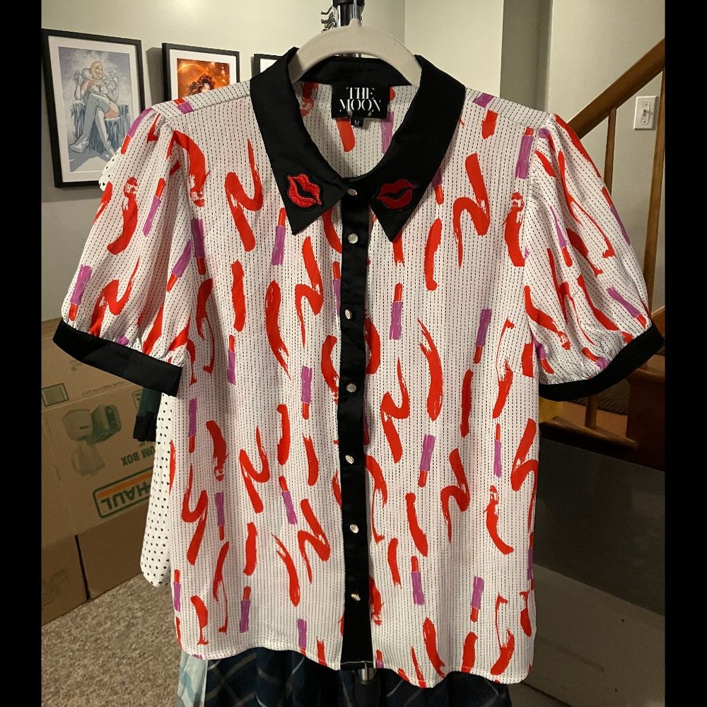 SOLD Lipstick-Print Collared Blouse Unique Vintage